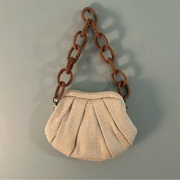 Antik Kraft Pleated Shell Straw Clutch Purse. - Picture 4 of 13